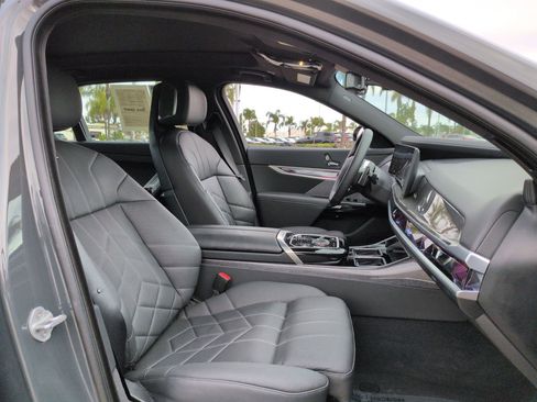 Used 2025 BMW 750e xDrive image 33