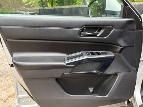 Used 2025 Nissan Pathfinder SV FWD image 15