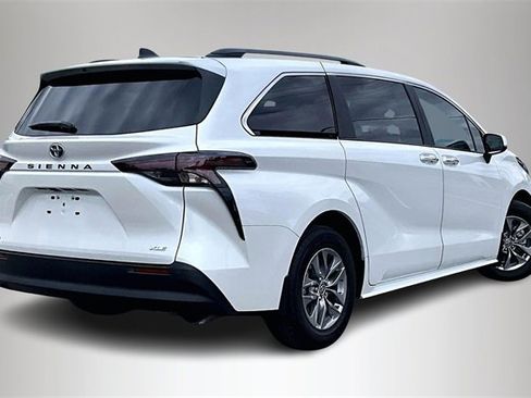 Used 2025 Toyota Sienna XLE image 5