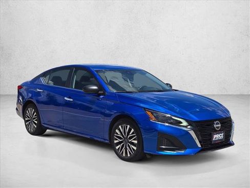 Used 2025 Nissan Altima 2.5 SV FWD image 3
