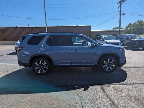 New 2025 Honda Pilot Touring image 2