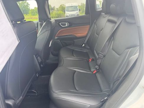 Certified 2025 Jeep Compass Limited AWD/4WD image 19