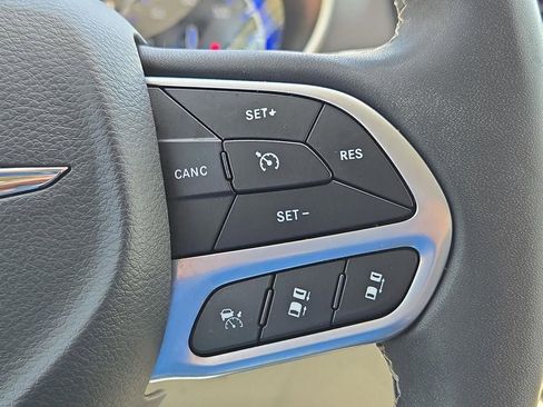 Used 2023 Chrysler Pacifica Touring-L FWD image 29