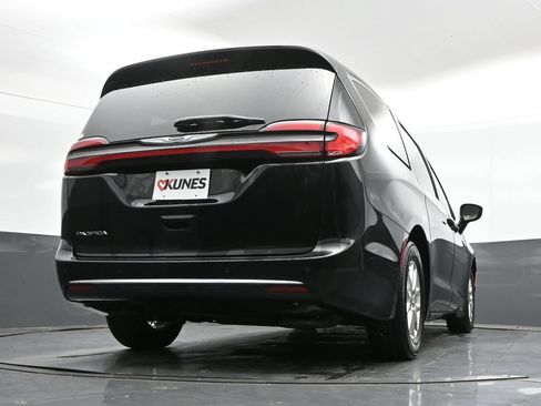 Used 2024 Chrysler Pacifica Touring-L FWD image 38