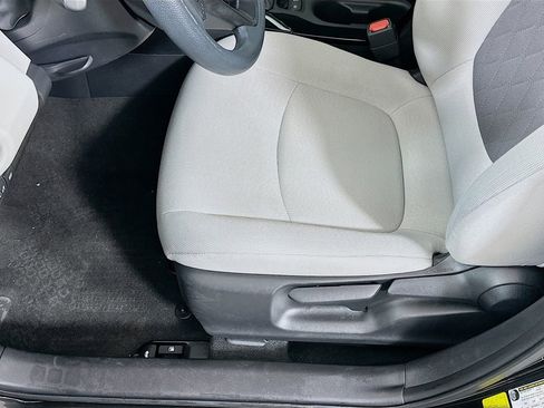 Used 2022 Toyota Corolla LE image 19