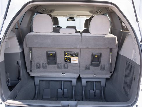 Used 2020 Toyota Sienna LE image 25