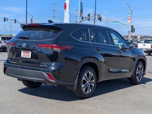 Used 2024 Toyota Highlander XLE image 14