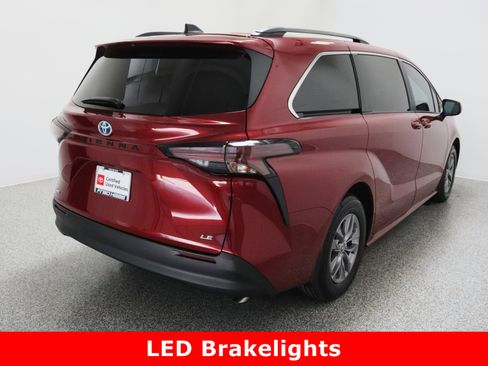 Certified 2025 Toyota Sienna LE image 7
