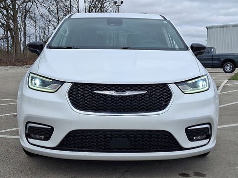 Used 2024 Chrysler Pacifica Touring-L image 29