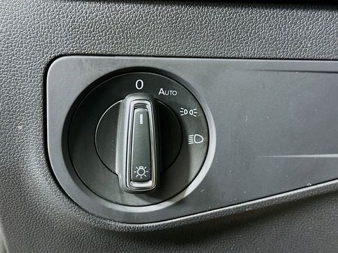 Used 2021 Volkswagen Tiguan SE image 17