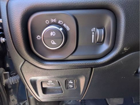 Used 2023 RAM 1500 Big Horn AWD/4WD image 32