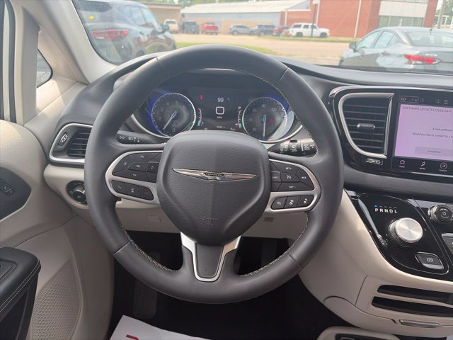 Used 2023 Chrysler Pacifica Touring-L FWD image 14