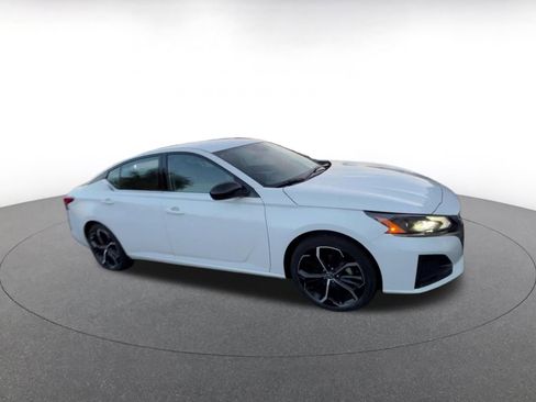 Used 2025 Nissan Altima 2.5 SR image 2