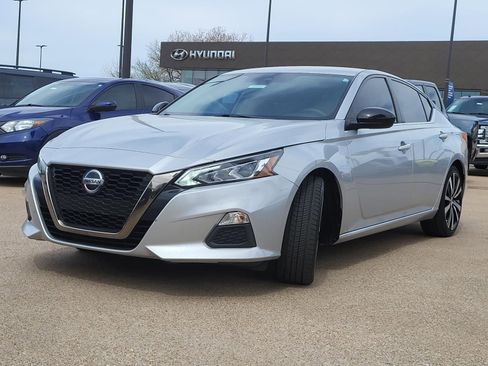 Used 2021 Nissan Altima 2.5 SR image 2