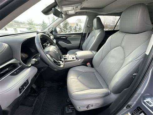 Used 2024 Toyota Highlander Limited image 17