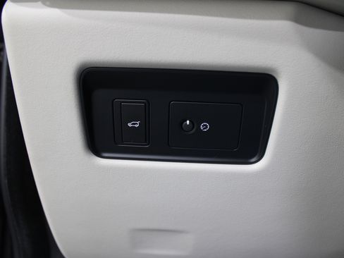 Used 2022 Jaguar F-PACE S image 9