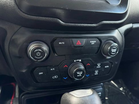 Used 2018 Jeep Renegade Latitude FWD image 17