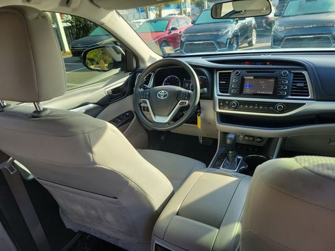 Used 2018 Toyota Highlander LE image 13