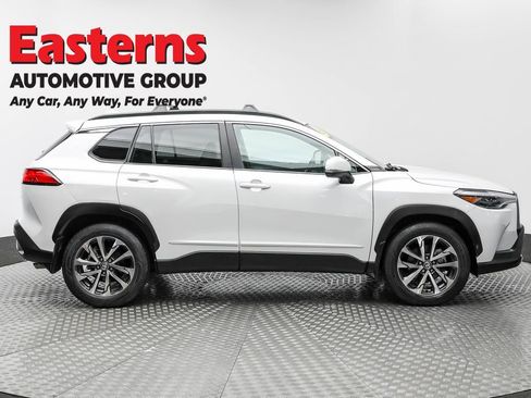 Used 2022 Toyota Corolla Cross XLE w/ Convenience Package image 4