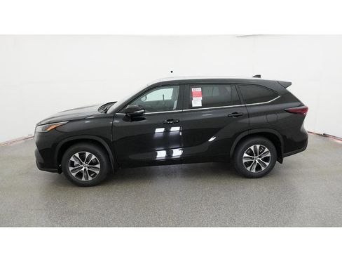 New 2026 Toyota Highlander XLE image 3