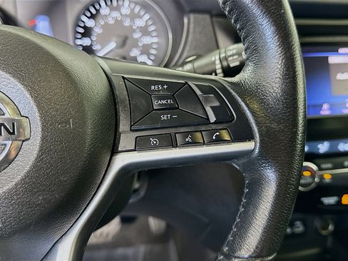 Used 2018 Nissan Rogue SV image 15