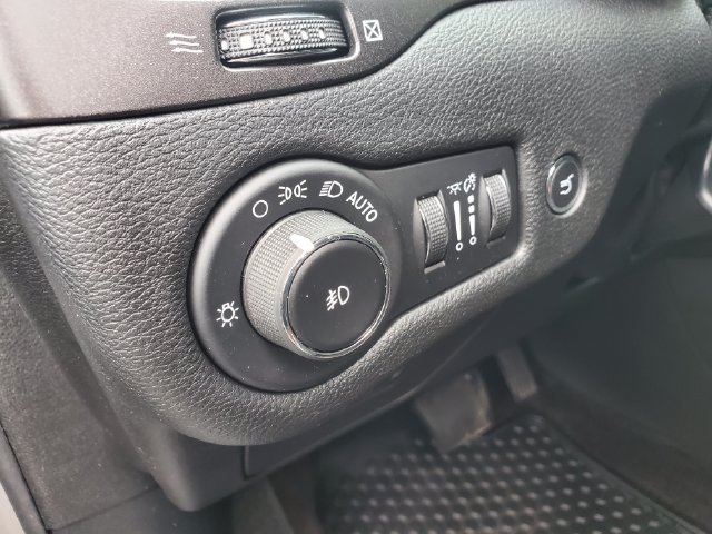 Used 2019 Jeep Cherokee Trailhawk AWD/4WD image 22