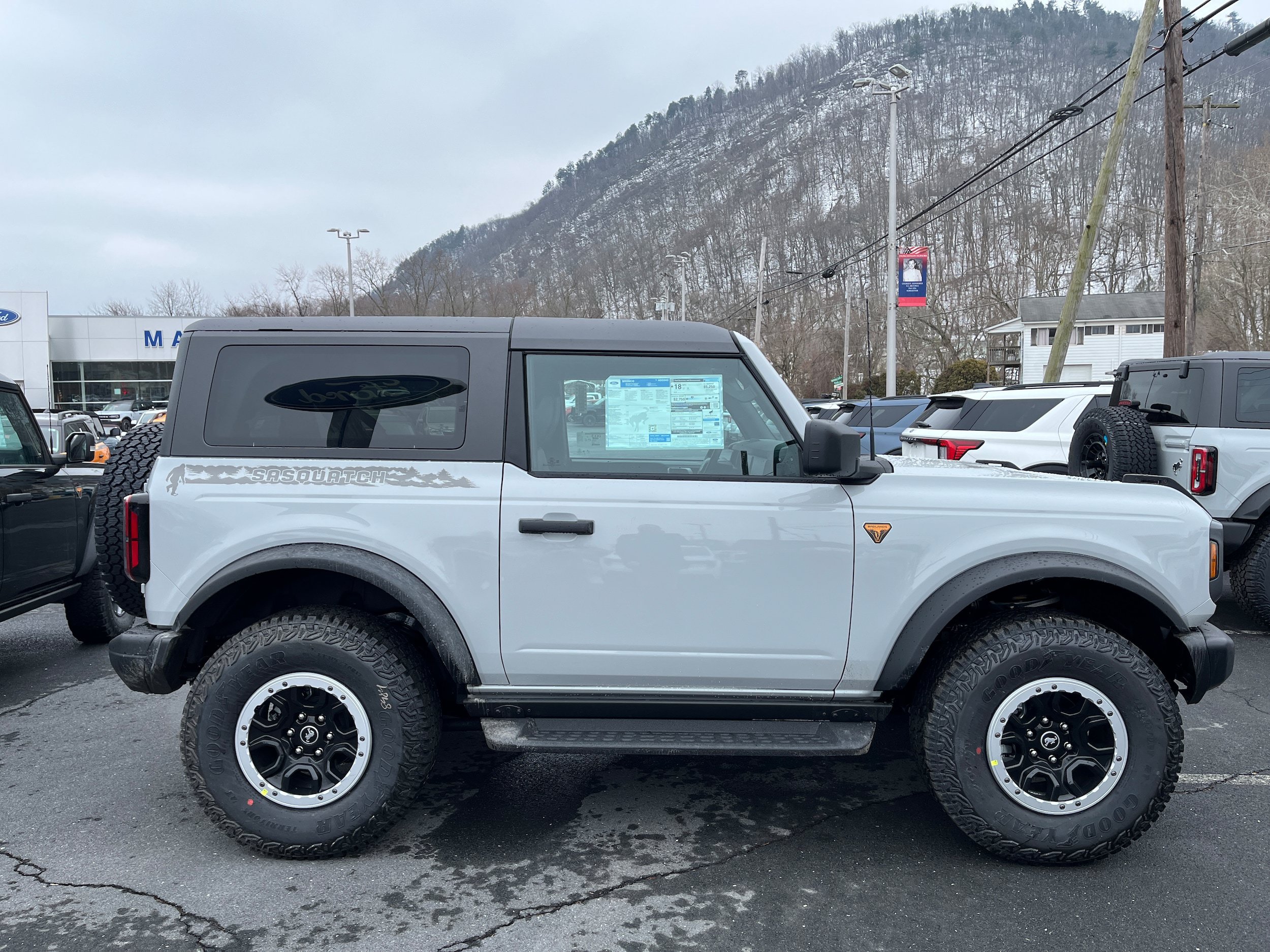 New 2026 Ford Bronco Badlands w/ Sasquatch Package AWD/4WD image 4