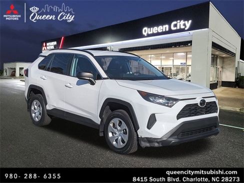 Used 2020 Toyota RAV4 LE image 1