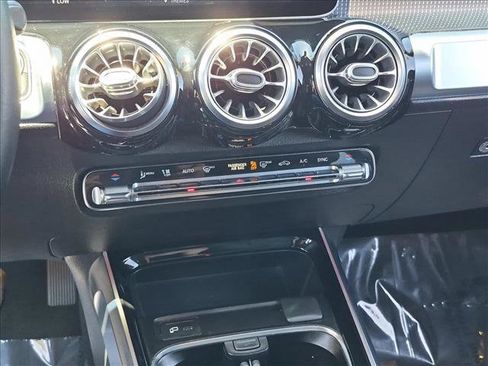 Used 2021 Mercedes-Benz GLB 250 4MATIC image 15