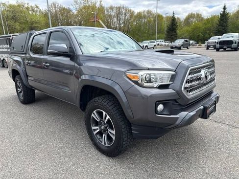 Used 2017 Toyota Tacoma TRD Sport w/ Tow Package (A/T) AWD/4WD image 3