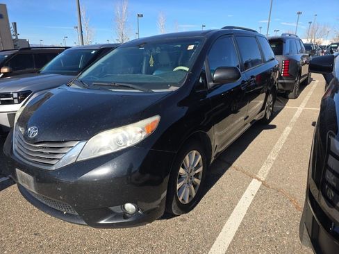 Used 2014 Toyota Sienna XLE image 1