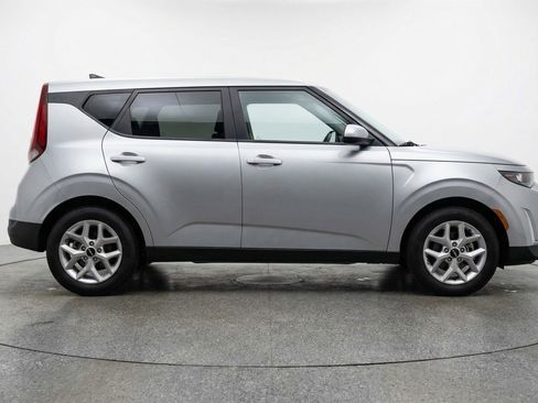 Used 2025 Kia Soul LX w/ LX Technology Package FWD image 11