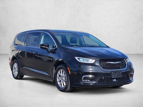 Used 2023 Chrysler Pacifica Touring-L FWD image 3