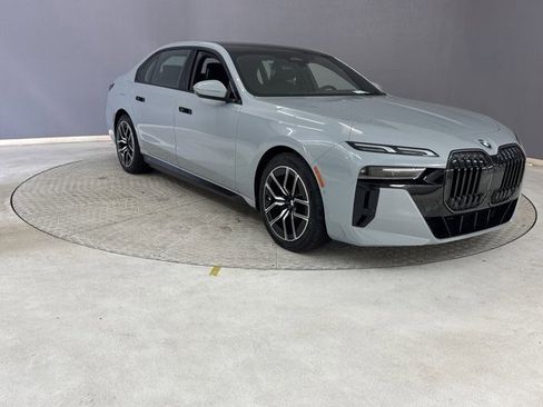 Used 2025 BMW i7 xDrive60 w/ Premium Package image 5