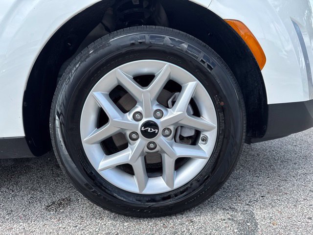 Used 2025 Kia Soul LX w/ LX Technology Package FWD image 9