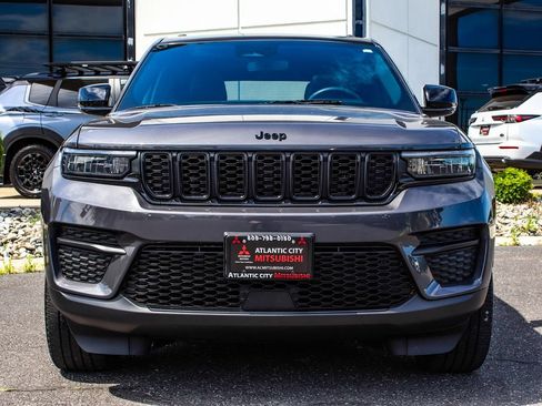 Used 2023 Jeep Grand Cherokee Altitude AWD/4WD image 2