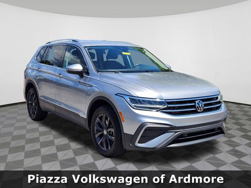 Used 2024 Volkswagen Tiguan SE FWD image 1