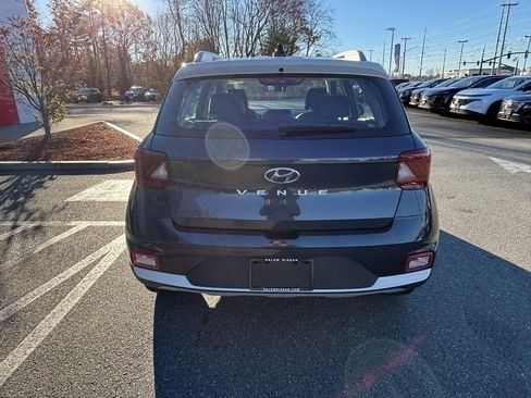 Used 2022 Hyundai Venue Limited image 4