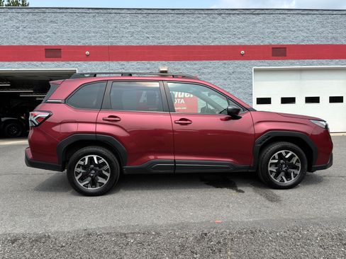 Used 2025 Subaru Forester Premium w/ Convenience Package #1 AWD/4WD image 2