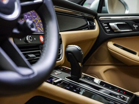 Used 2025 Porsche Macan image 28