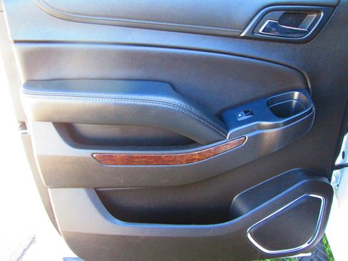 Used 2019 Chevrolet Suburban LT w/ Luxury Package image 10