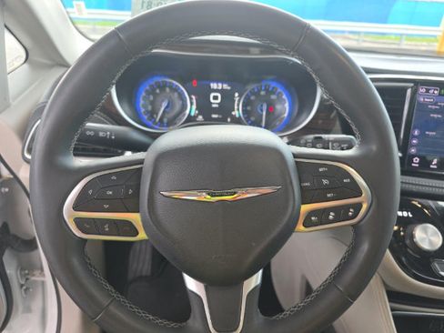 Used 2023 Chrysler Pacifica Limited FWD image 9
