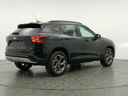 Used 2025 Chevrolet Trax LT w/ LT Convenience Package image 9