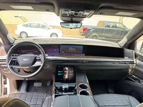 Used 2025 Cadillac Escalade Sport Platinum w/ LPO, Floor Liner Package AWD/4WD image 15