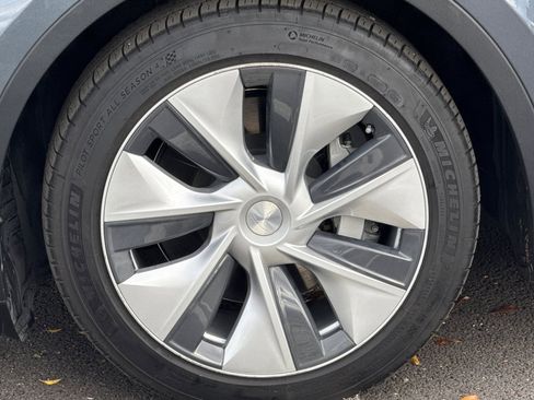 Used 2022 Tesla Model Y Long Range image 33