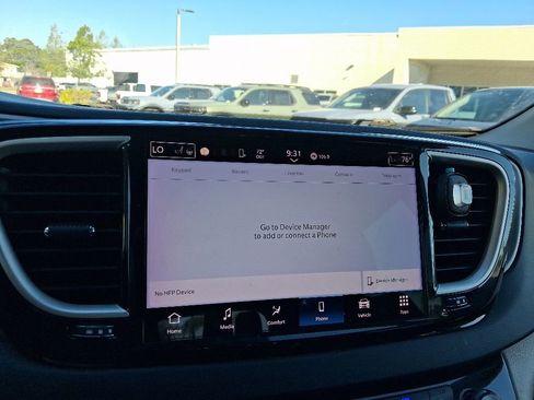 Used 2022 Chrysler Pacifica Touring-L FWD image 21