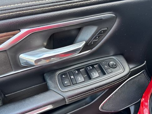 Used 2019 RAM 1500 Laramie AWD/4WD image 12