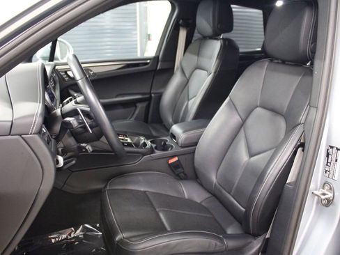Certified 2025 Porsche Macan AWD/4WD image 5