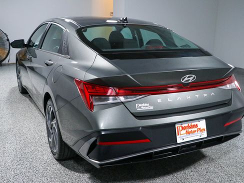 Used 2024 Hyundai Elantra SEL w/ Convenience Package FWD image 9