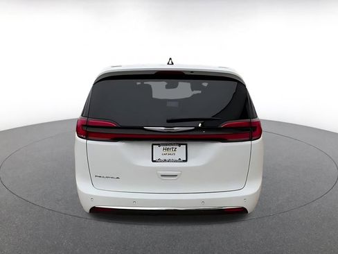 Used 2025 Chrysler Pacifica Select image 12